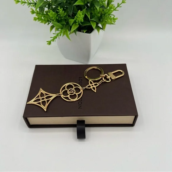 Louis Vuitton LV Twiggy key chain Charm GP Gold ❤️Authentic - Picture 1 of 7